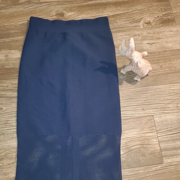 BCBG Sleek 2 Piece Outfit with Halter Top 😍 🥰 😘 - Picture 4 of 10